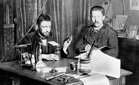 Der Astronom Max Wolf (rechts) und der Physiker Philipp Lenard in Wolfs Arbeitszimmer in der Märzgasse. Die Aufnahme stammt aus dem Jahr 1896.